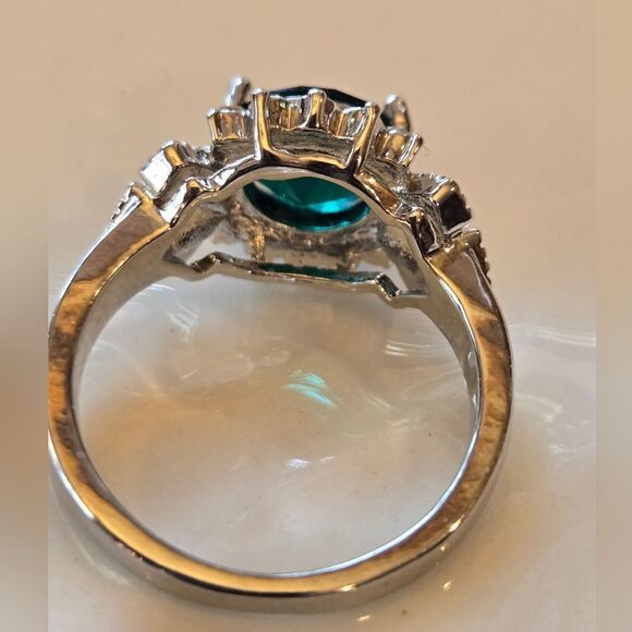 Elegant Silver and Green Faux Emerald Ring With Rhinestones NEW Size 8 - Picture 4 of 4